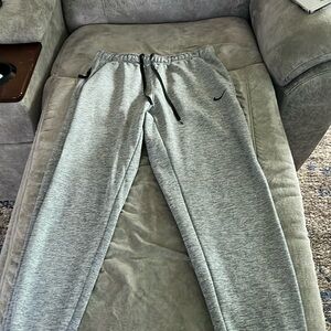 Nike men’s medium thermo-fit joggers.